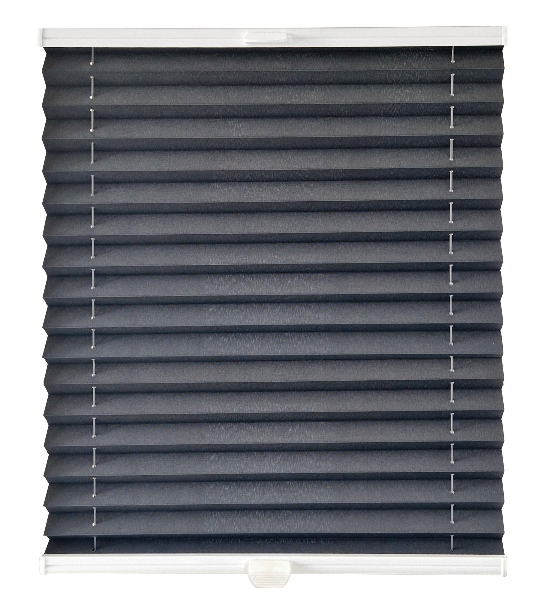 Szczegółowe ujęcie szarej, plisowanej osłony okiennej z białymi elementami montażowymi, widoczne z przodu, z fakturą materiału i równomiernym oświetleniem.