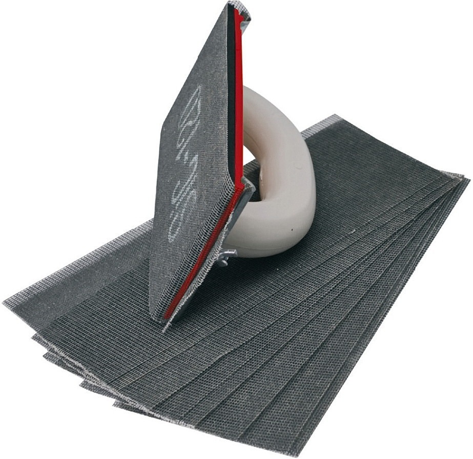 Szpachelka do gładzi z uchwytem i zestawem siatek ściernych o drobnej ziarnistości, ułożonych w stos.