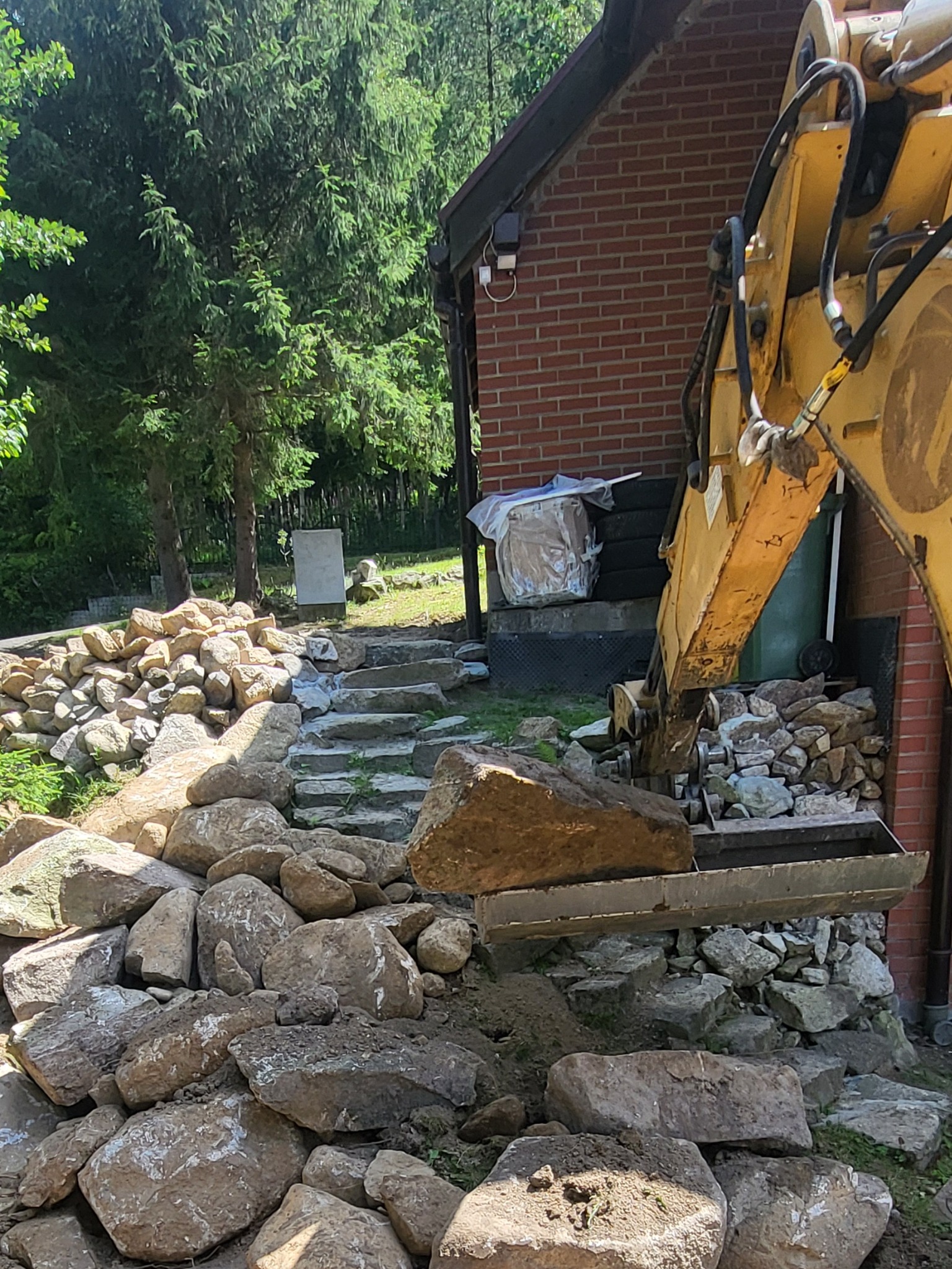 Układanie skarpy typu narzut kamienny .