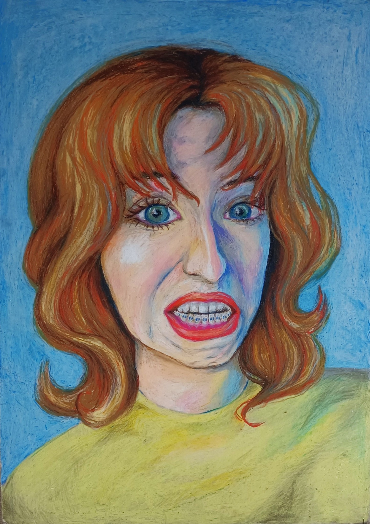 Portret kobiety z rudymi włosami i aparatem ortodontycznym, wykonany techniką pasteli na niebieskim tle.