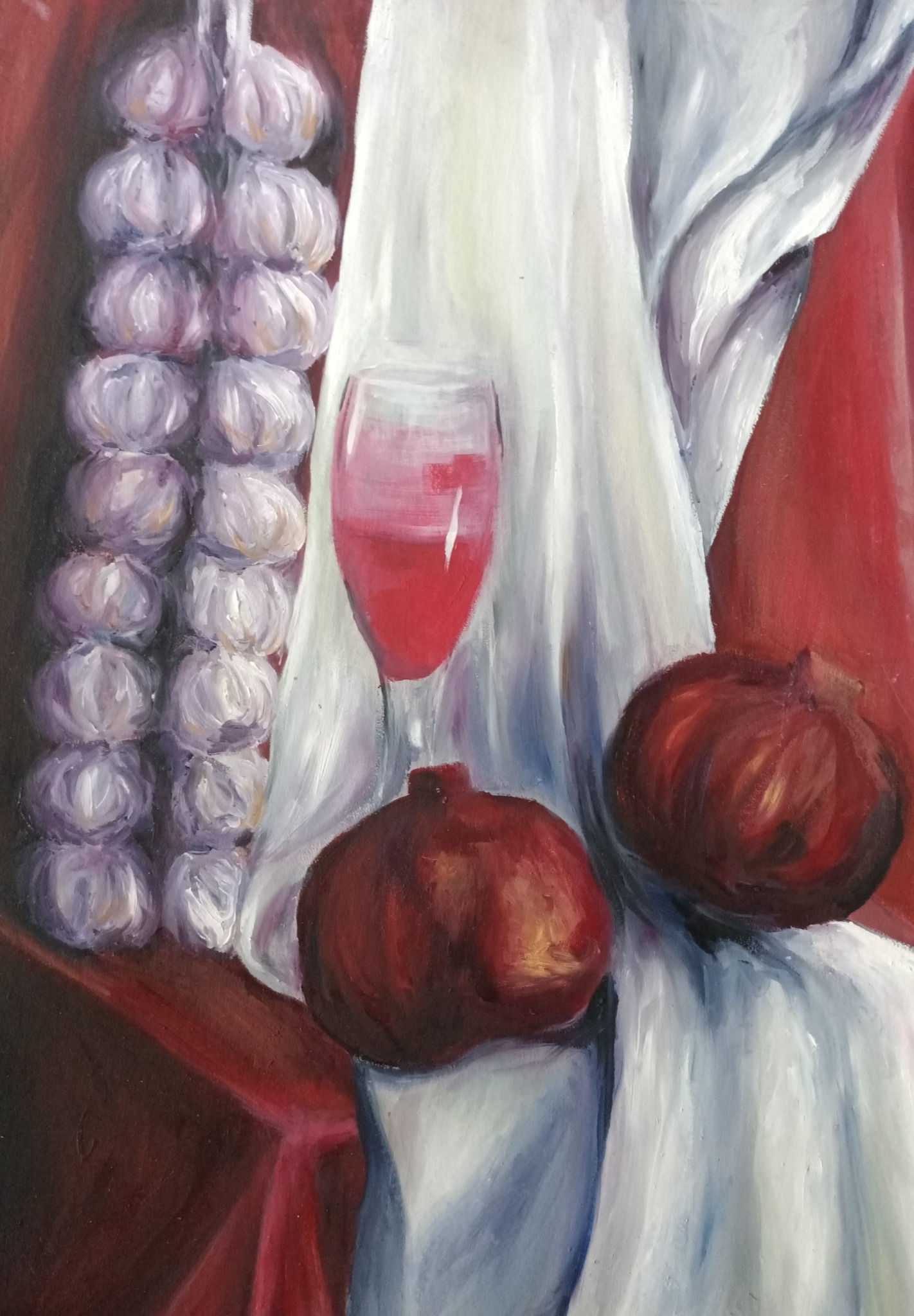 Martwa natura olejna przedstawiająca czosnek, granaty i kieliszek czerwonego wina na tle czerwonej i białej draperii.