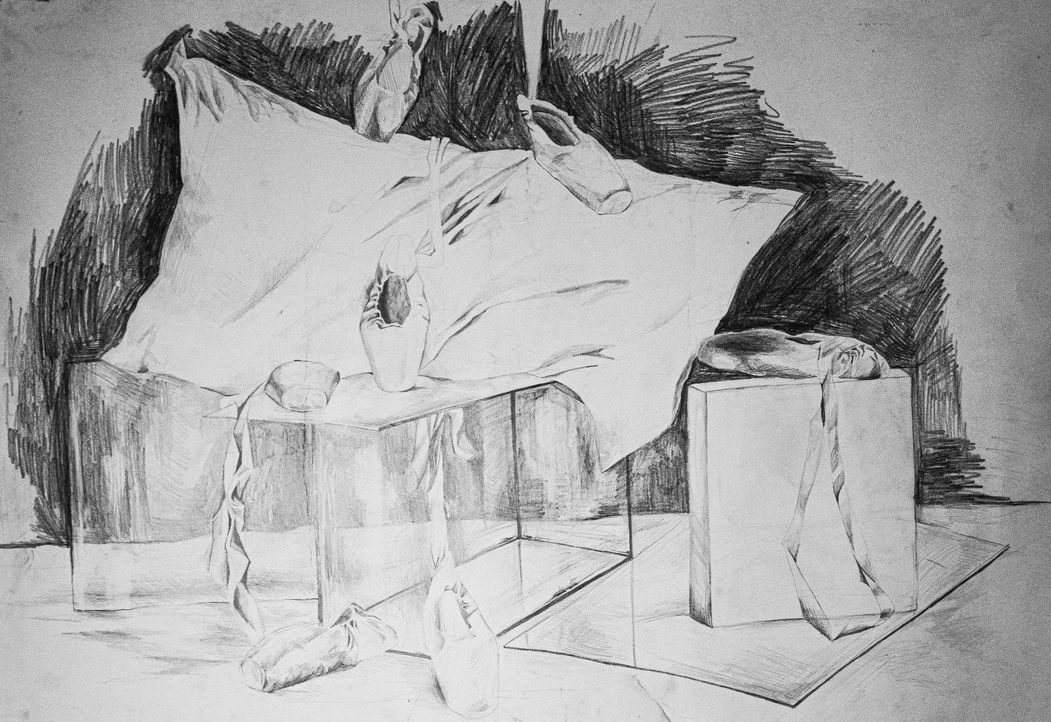 Szkic ołówkiem: martwa natura z pointami baletowymi na kostkach i drapowanym materiale. Cieniowanie tworzy dramatyczny efekt światłocienia. Klasyczny motyw artystyczny.