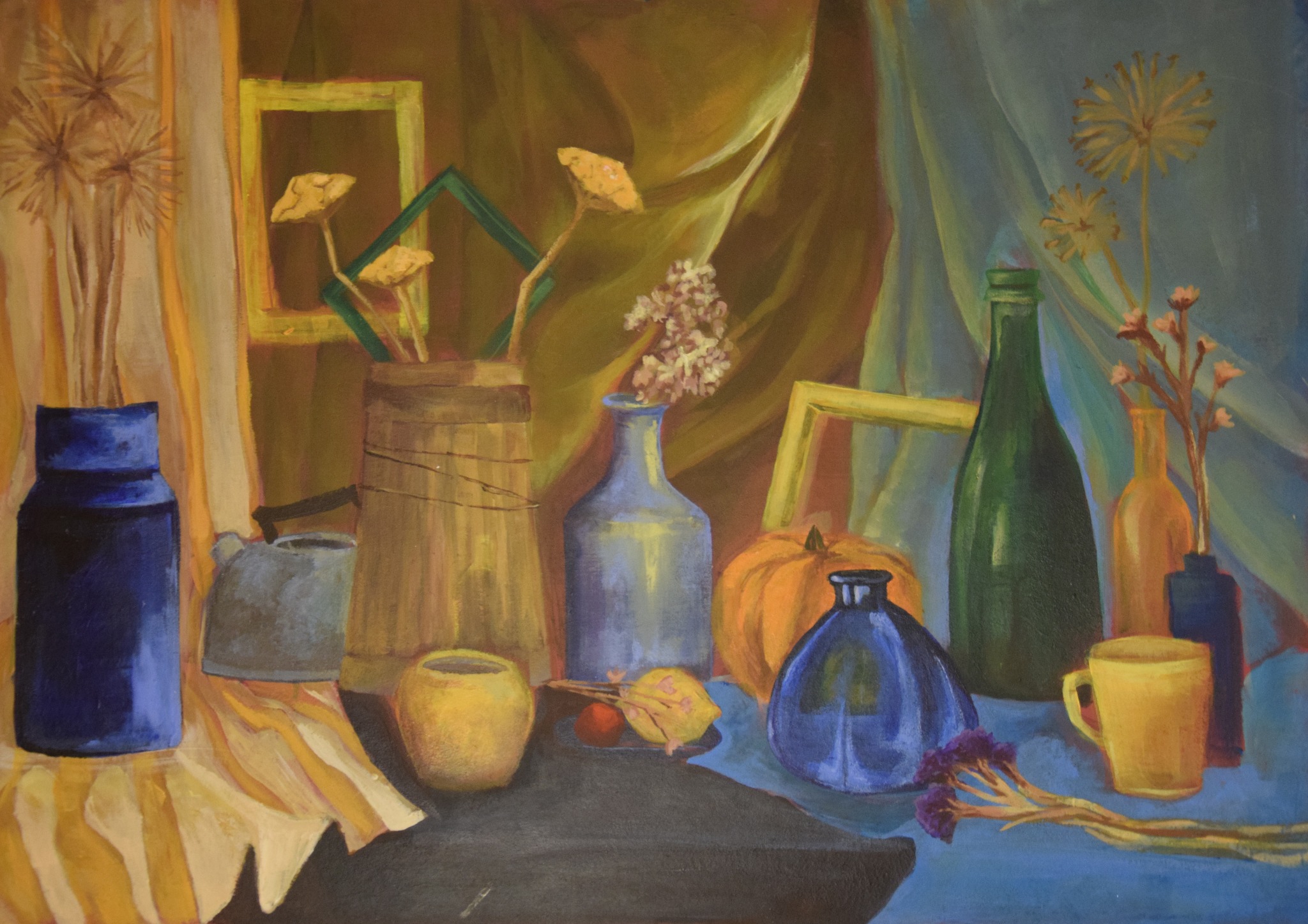 Martwa natura w ciepłych barwach: wazony, dynia, kwiaty i butelki na tle drapowanej tkaniny. Obraz olejny z ekspresyjnymi pociągnięciami pędzla.