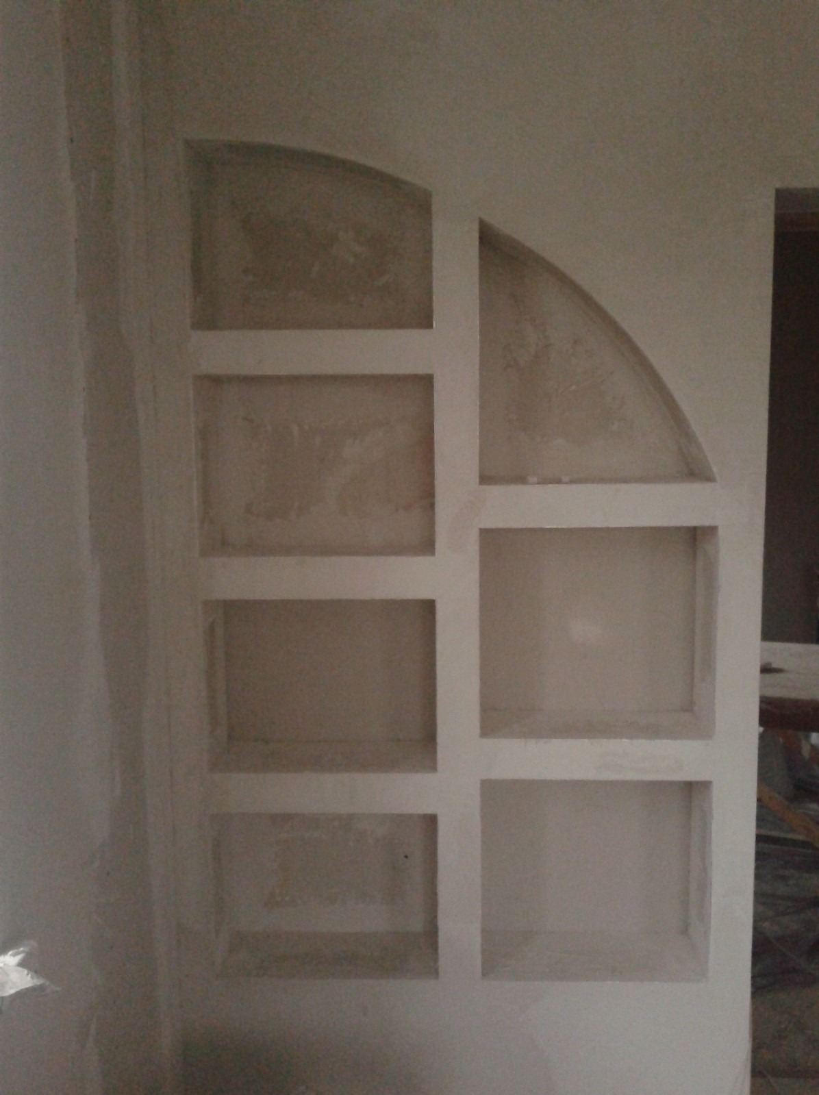 Narożna, wnękowa półka z płyt gipsowo-kartonowych, w trakcie szpachlowania i wygładzania, widoczna faktura ściany.