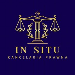 Kancelaria In Situ - Złoty logotyp kancelarii prawnej 'IN SITU' na granatowym tle. Waga sprawiedliwości otoczona gałązkami oliwnymi, symbolizuje profesjonalizm i etykę.