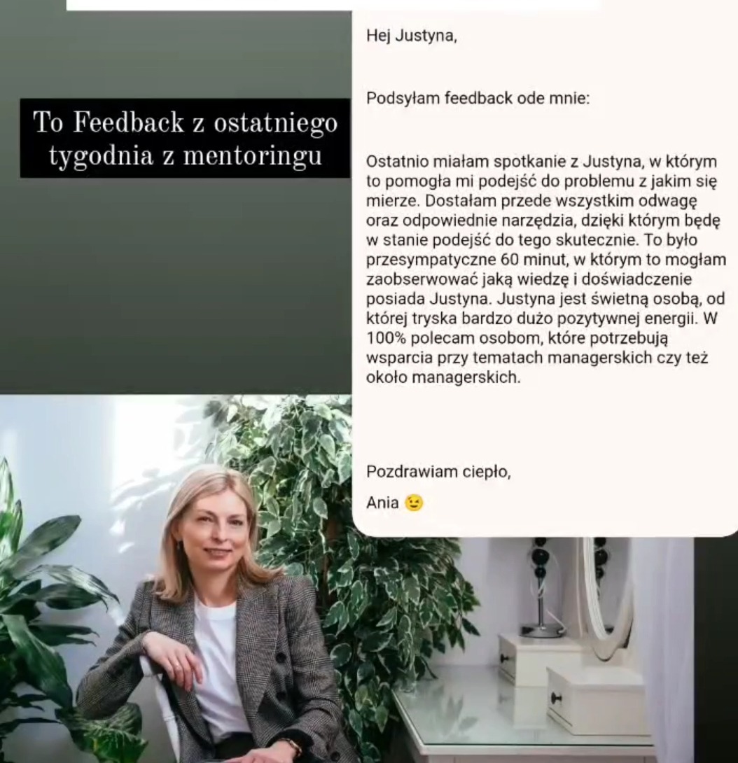 Kobieta w szarej marynarce siedząca na krześle na tle roślin i tekstu z pozytywną opinią o mentoringu, z uśmiechem spogląda w obiektyw.