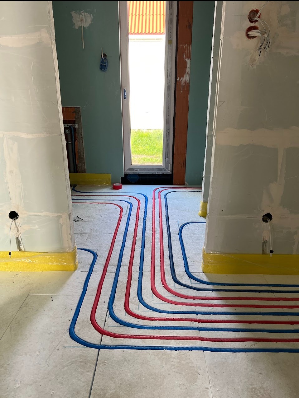 Rozprowadzenie wody użytkowej w warstwie styropianu