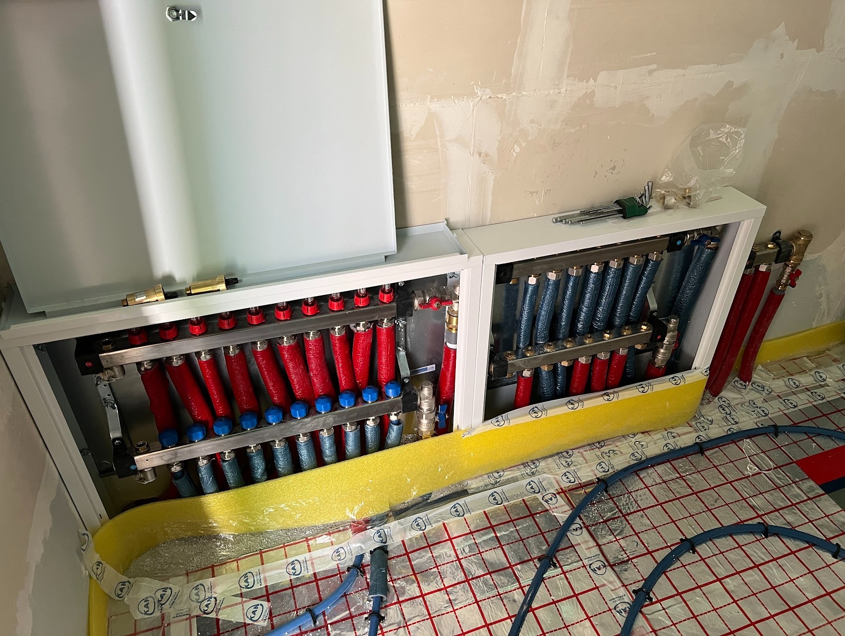 Rozdzielacze ogrzewania podłogowego (po lewej) oraz wody użytkowej (po prawej)