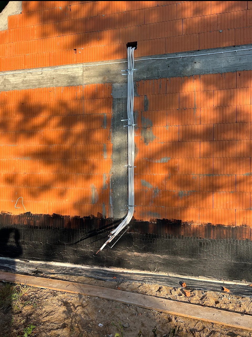 Rozprowadzenie instalacji do klimatyzacji domu- ukryte pod elewacją