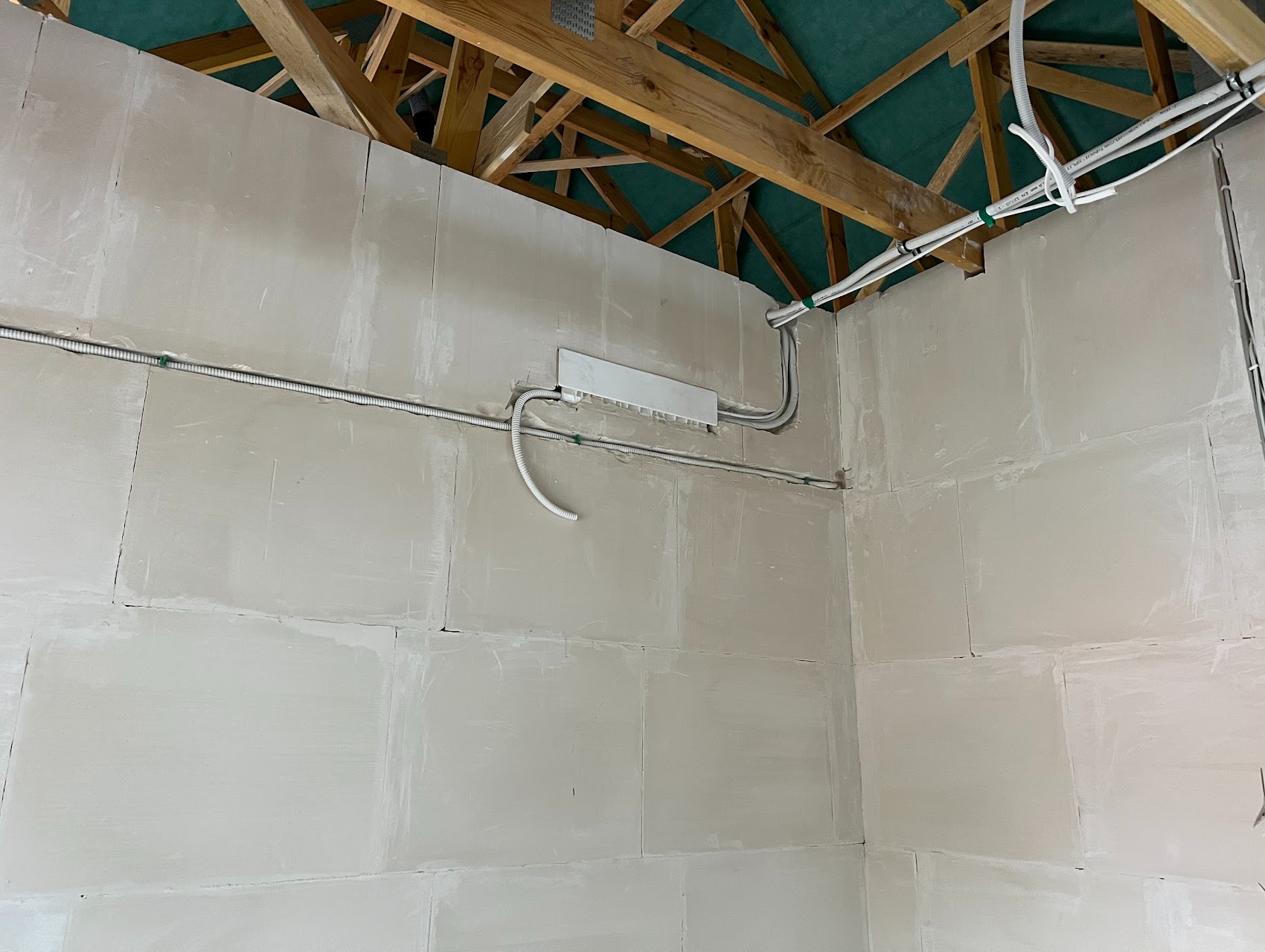 Po wykończeniu ścian, do czasu montażu jednostek klimatyzacji widoczna jest jedynie estetyczna biała maskownica