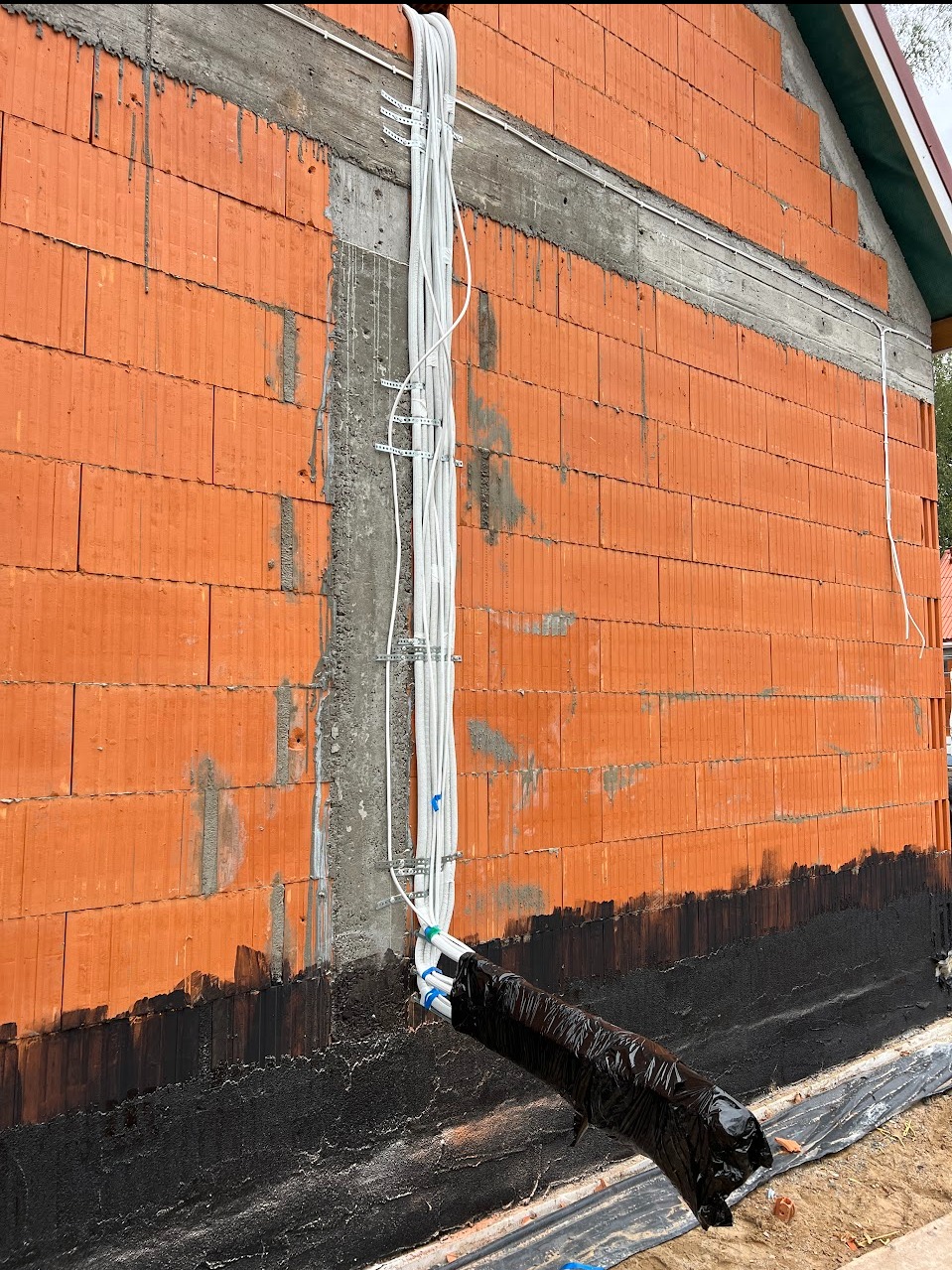 Rury chłodnicze do jednostki multisplit- ukryte pod elewacją