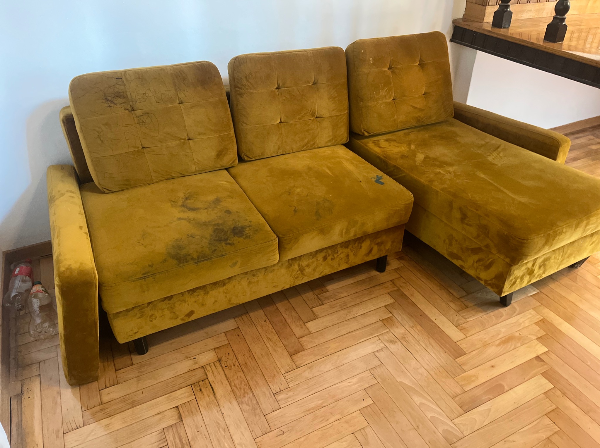 Pranie kanapy na której, są liczne ślady moczu, długopisów farby.