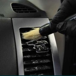 Kamil Pasierbiewicz Twins - Czyszczenie szczotką wentylacji samochodowej z widoczną pianą czyszczącą i rękawicą ochronną.