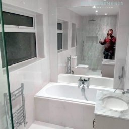 Rustiq remonty - Kafle biały marmur i marmur dekoracyjny biały, ściana lustro i prysznic typu Walk in