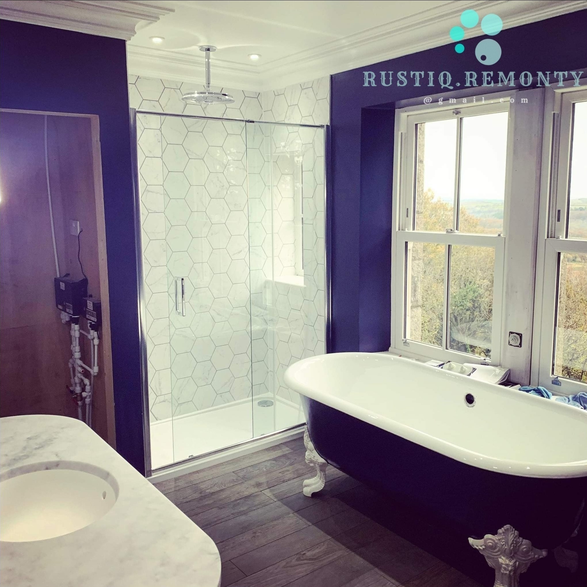 Projekt łazienki wykonany w stylu wiktoriańskim, płytki heksagonalne w strefie prysznica, płytki drewno na podłodze.