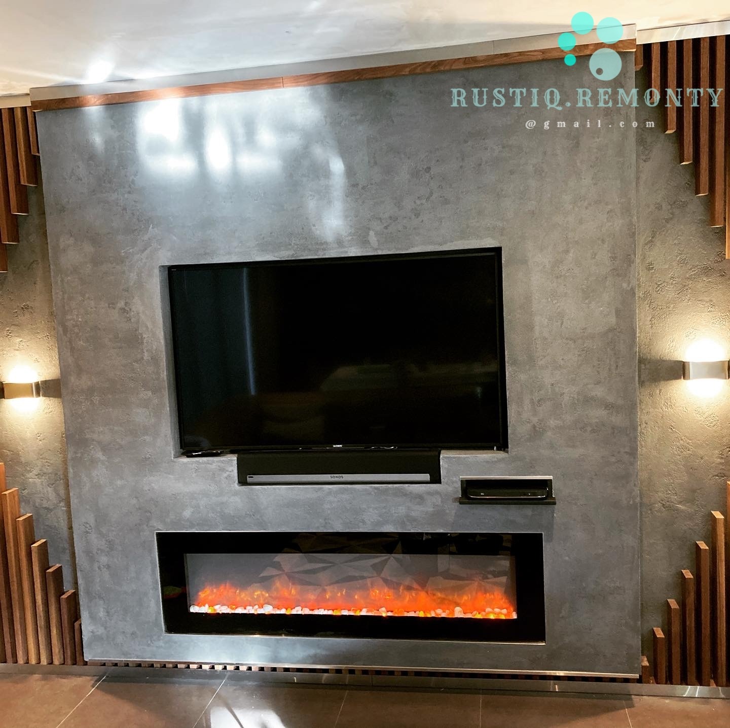 Ściana media z kominkiem, sucha zabudowa pod wymiar, tynk dekoracyjny beton i lamele Amerykański orzech