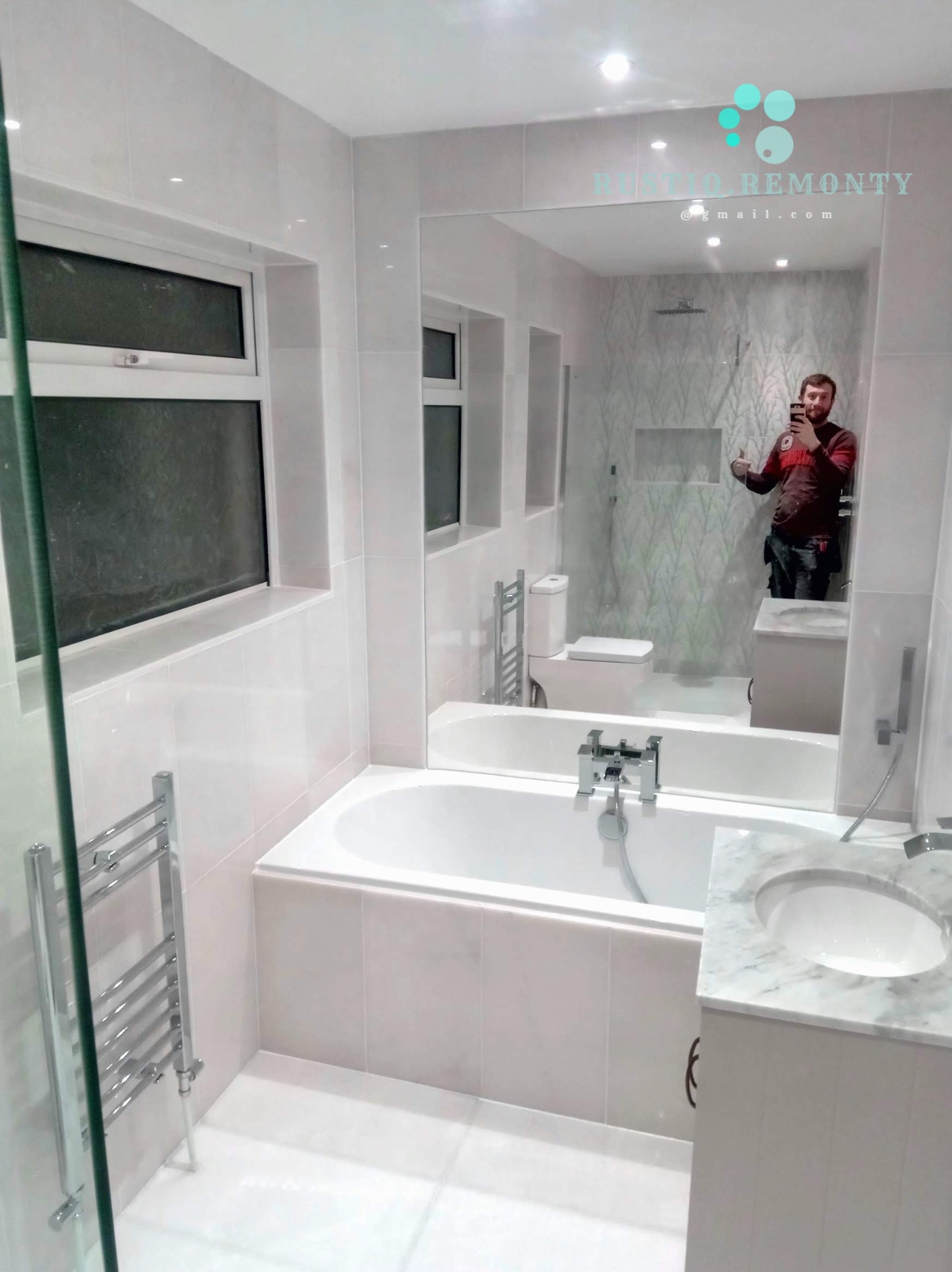 Kafle biały marmur i marmur dekoracyjny biały, ściana lustro i prysznic typu Walk in