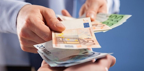 Dwie pary rąk wymieniające się plikiem banknotów euro o nominałach 20, 50 i 100 na tle niebieskiego tła.