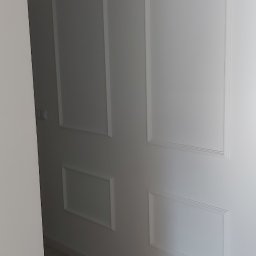 Łukasz Mikitów - Białe ściany z dekoracyjnymi panelami w kształcie prostokątów, jasna podłoga imitująca drewno, minimalistyczne wnętrze.