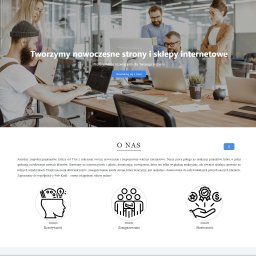 Web Kraft - Zespół programistów i projektantów w nowoczesnym biurze, pracujący nad kodem na laptopach i omawiający projekt, z widocznymi wykresami na ekranie.