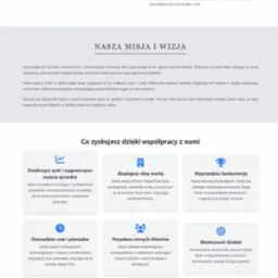 Laptop z otwartym edytorem kodu na biurku w nowoczesnym biurze, obok filiżanka kawy i roślina doniczkowa, w tle białe krzesło i okno.