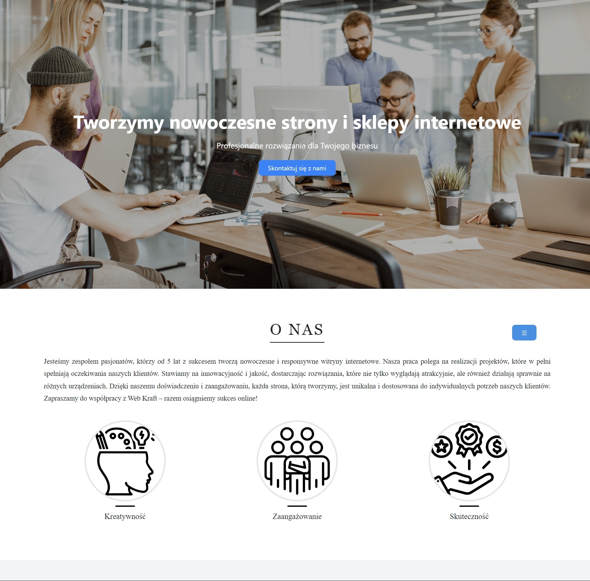 Zespół programistów i projektantów w nowoczesnym biurze, pracujący nad kodem na laptopach i omawiający projekt, z widocznymi wykresami na ekranie.