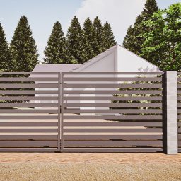 PPHU Droma Pawłowski Roman - Nowoczesna brama wjazdowa z poziomych paneli w odcieniach szarości, osadzona na betonowych słupkach, w tle widoczny dom i drzewa.