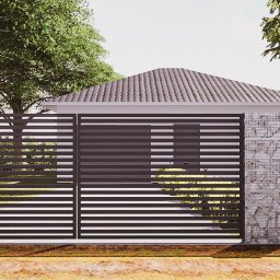 PPHU Droma Pawłowski Roman - Nowoczesna brama wjazdowa z poziomych profili metalowych, osadzona na kamiennych słupkach gabionowych, na tle domu z szarą dachówką i zieleni drzew.