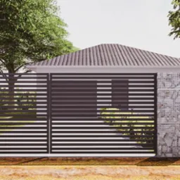 Nowoczesna brama wjazdowa z poziomych profili metalowych, osadzona na kamiennych słupkach gabionowych, na tle domu z szarą dachówką i zieleni drzew.