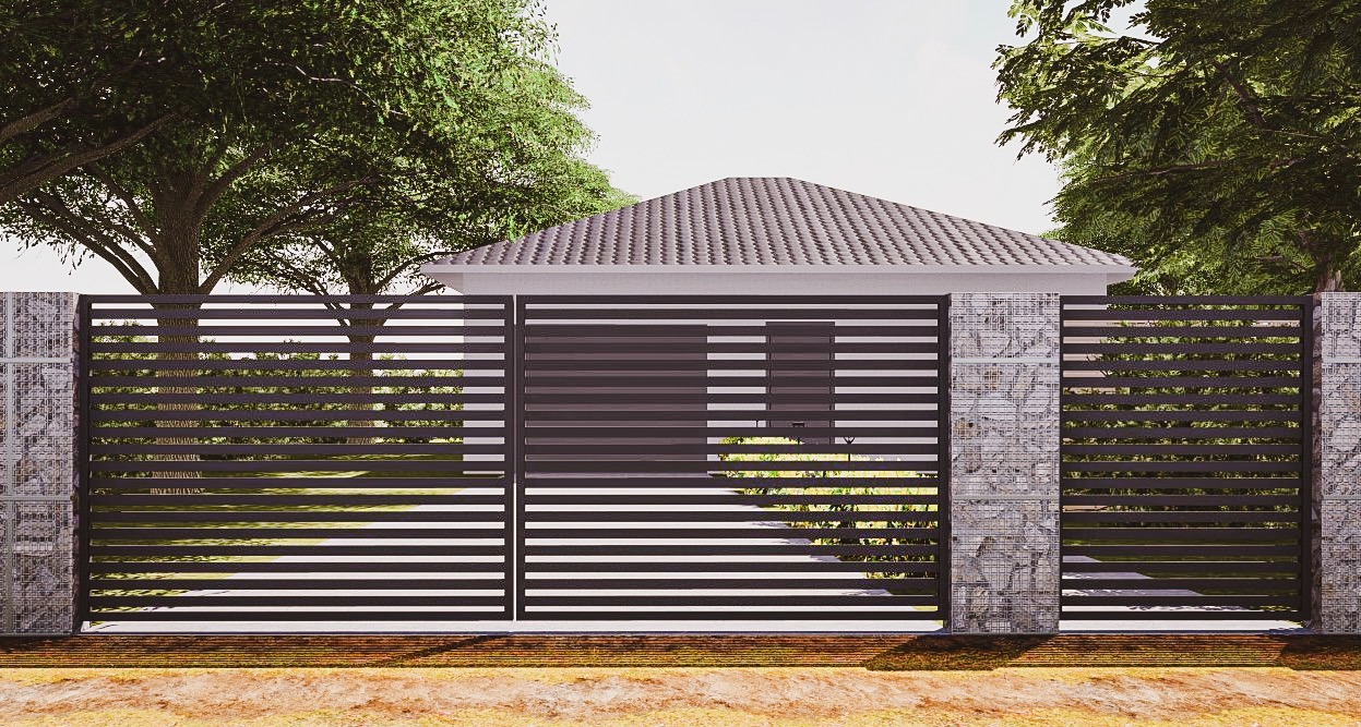 Nowoczesna brama wjazdowa z poziomych profili metalowych, osadzona na kamiennych słupkach gabionowych, na tle domu z szarą dachówką i zieleni drzew.