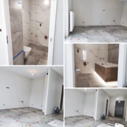 Mozaika zdjęć z remontu łazienki: układanie płytek podłogowych z użyciem klipsów, wykończona toaleta z marmurowymi płytkami i drewnianą obudową wanny.