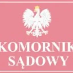 Różowa tabliczka informacyjna z godłem Polski i napisem 'KOMORNIK SĄDOWY' w białych literach.