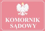 Różowa tabliczka informacyjna z godłem Polski i napisem 'KOMORNIK SĄDOWY' w białych literach.