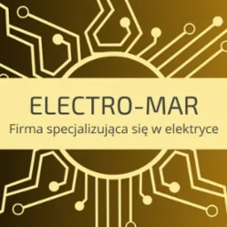 Logo firmy ELECTRO-MAR specjalizującej się w elektryce, z motywem układu scalonego w kolorach złota i czerni.