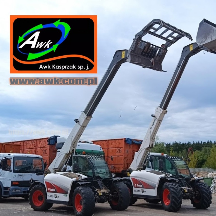 Dwa podnośniki teleskopowe Bobcat TL470 HF z podniesionymi ramionami, obok biała ciężarówka i kontenery, w tle drzewa i pochmurne niebo, w lewym górnym rogu logo firmy AWK Kasprzak sp. j. z adresem...