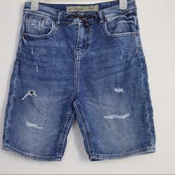 UNETI Leszek Janczalik - Dżinsowe spodenki męskie z efektem sprania i przetarciami, wiszące na wieszaku na białym tle.