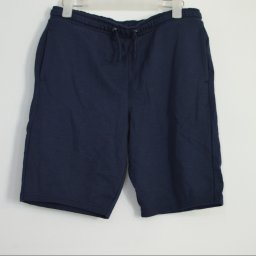 UNETI Leszek Janczalik - Granatowe, bawełniane spodenki dresowe męskie, wiszące na wieszaku na białym tle.