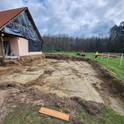 Wykop pod fundamenty z rozplantowaniem urobku