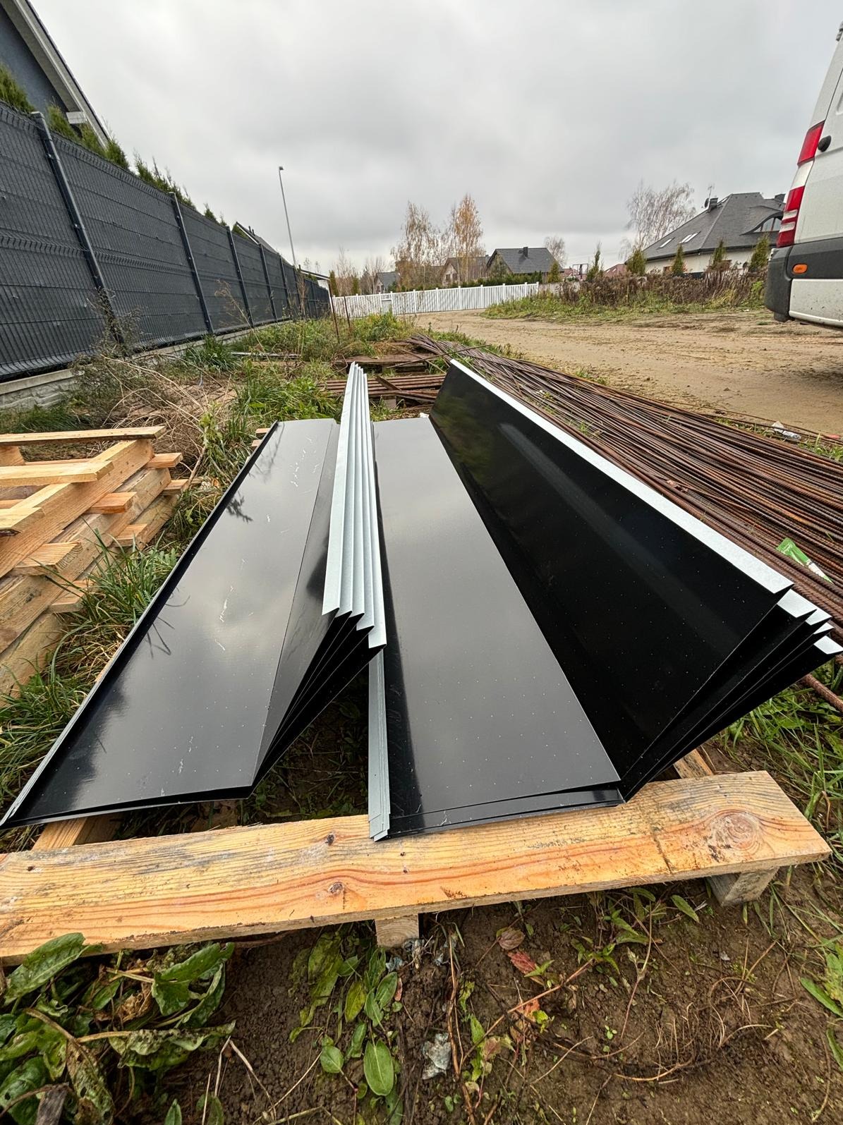 Dachowy kosz pod dachówkę. RAL9005