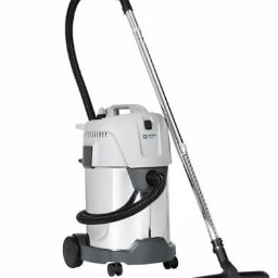 USŁUGI SPRZĄTAJĄCE LENA - Profesjonalny odkurzacz Nilfisk VL 200 30 na sucho i mokro, z chromowanym zbiornikiem, czarnym wężem i dyszą podłogową, ustawiony na białym tle.