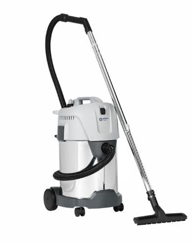 Profesjonalny odkurzacz Nilfisk VL 200 30 na sucho i mokro, z chromowanym zbiornikiem, czarnym wężem i dyszą podłogową, ustawiony na białym tle.