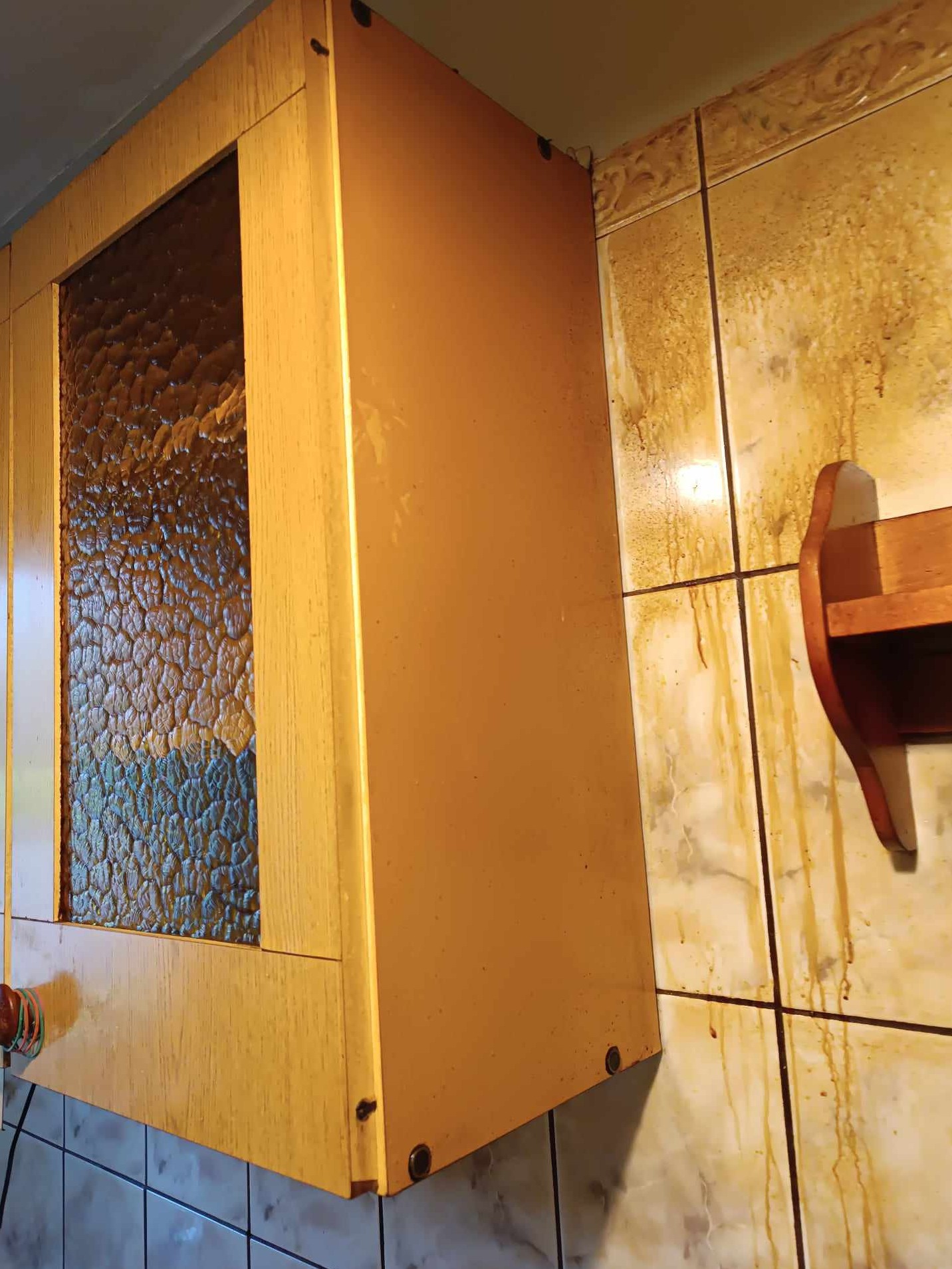 Czyszczenie szafek i płytek w kuchni. Tłuszcz i klejące się szafki. Wymagało sporo poświęcenia. Ale udało się