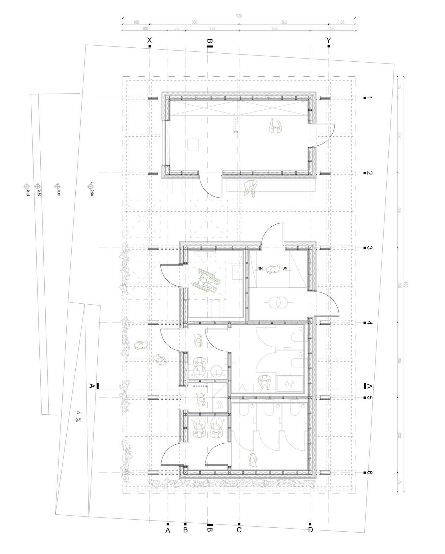 Rzut poziomy budynku usługowego z zaznaczonym układem pomieszczeń, sanitariatów i umeblowania, przedstawiony w formie szkicu architektonicznego z wymiarami i oznaczeniami.