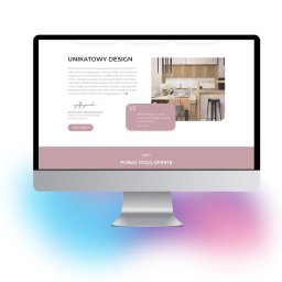 LIONLINE - Ekran komputera wyświetla stronę internetową projektantki wnętrz z przykładem aranżacji kuchni w tle. Strona w odcieniach bieli i pudrowego różu, z tekstem o unikatowym designie i ofertą...