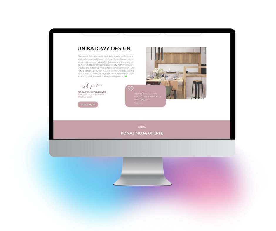 Ekran komputera wyświetla stronę internetową projektantki wnętrz z przykładem aranżacji kuchni w tle. Strona w odcieniach bieli i pudrowego różu, z tekstem o unikatowym designie i ofertą...