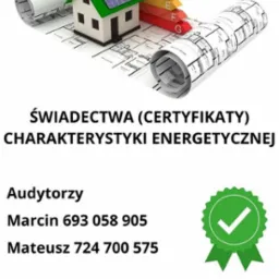 Wizualizacja świadectwa energetycznego w Koszęcinie: model domu z panelami słonecznymi na planie architektonicznym, obok skala efektywności energetycznej od A do G.