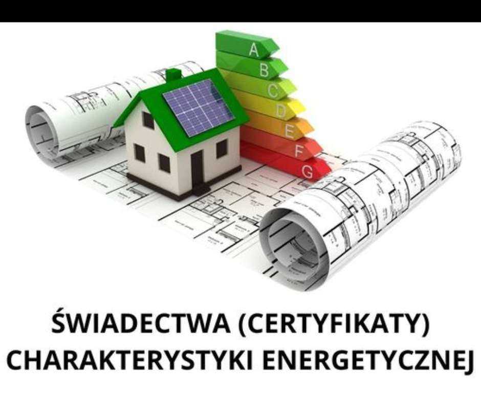 Model domu z panelami słonecznymi na dachu, obok wykres efektywności energetycznej i zwinięty plan architektoniczny.