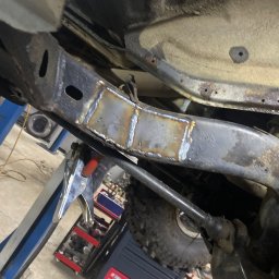 Car-Czyścik Daniel Ziaja - Wzmocnienie ramy samochodu terenowego poprzez wspawanie blachy, widoczne spawy, narzędzia i opona terenowa