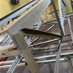 Car-Czyścik Daniel Ziaja - Konstrukcja stalowa z profili, spawana, surowa, widoczna w warsztacie, z bliska, pod kątem, w trakcie tworzenia.