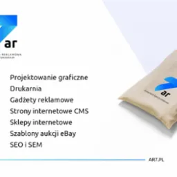 Beżowa torba bawełniana z nadrukowanym niebieskim logo i nazwą firmy, leżąca na białym tle z listą usług agencji reklamowej i drukarni po lewej stronie.